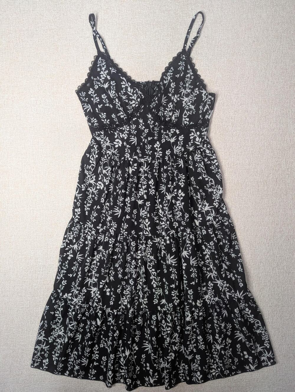 Chic Black & White Floral Midi Dress - Size M